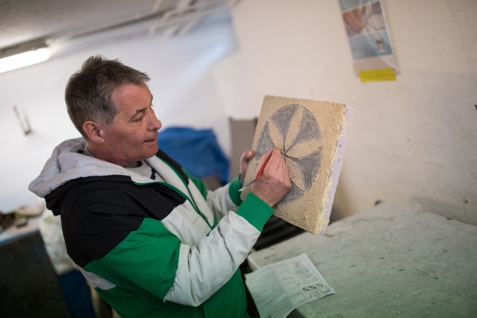 Sgraffito-Kunst von Josin Neuhäusler im Engadin Sgraffito-Kunst von Josin Neuhäusler im Engadin