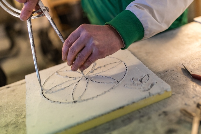Sgraffito-Kunst von Josin Neuhäusler im Engadin Sgraffito-Kunst von Josin Neuhäusler im Engadin