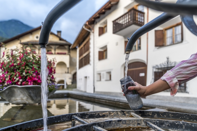 Mineralwasser direkt beim Scuoler Dorfbrunnen abfüllen © Travelita