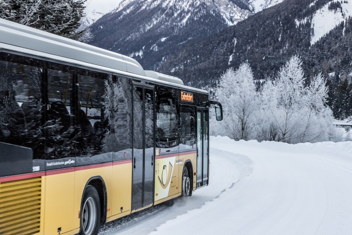 PostAuto im Winter.