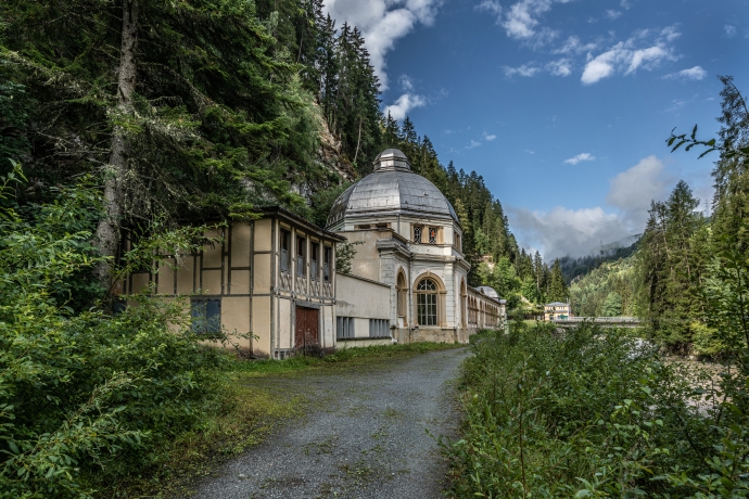 Die Trinkhalle Büvetta Tarasp in Nairs mit dem Nebengebäude © Oliver Gutfleisch Die Trinkhalle Büvetta Tarasp in Nairs mit dem Nebengebäude © Oliver Gutfleisch