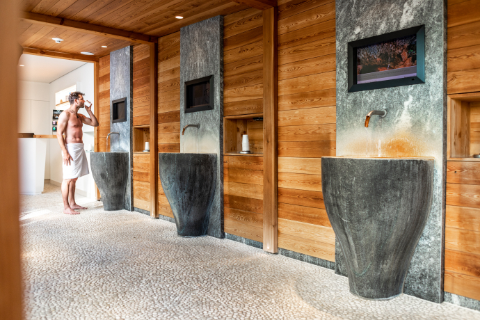 Trinkstation mit natürlichem Mineralwasser im Bogn Engiadina. Trinkstation mit natürlichem Mineralwasser im Bogn Engiadina.