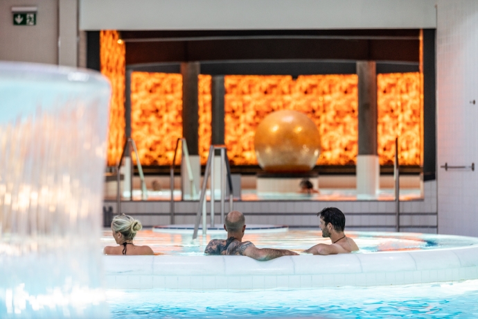 Im Whirlpool im Bogn Engiadina mit Blick aufs Solebecken.