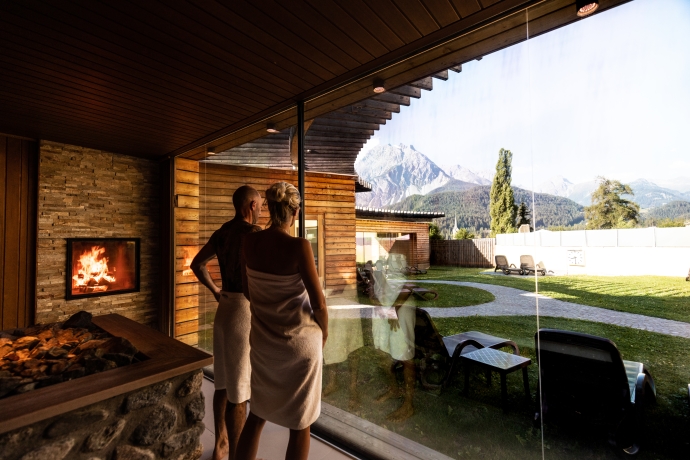 Kaminsauna im Bogn Engiadina mit Ausblick auf den Garten.