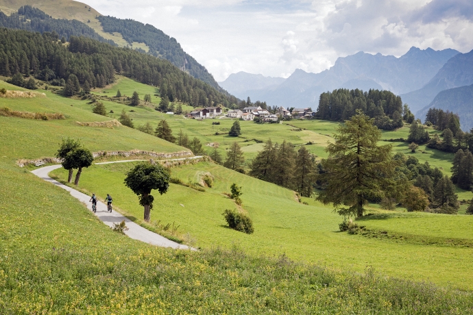 Die letzte Etappe führt durch die Engadiner Dörfer, hier im Bild Bos-cha. Die letzte Etappe führt durch die Engadiner Dörfer, hier im Bild Bos-cha.