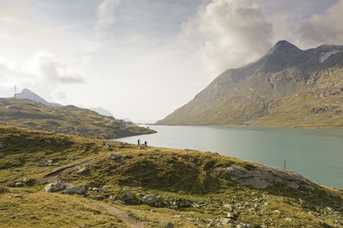 Beim Berninapass verläuft die Strecke am See entlang. Beim Berninapass verläuft die Strecke am See entlang.