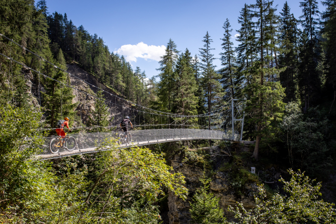 Hängebrücke im Val Sinestra nach Scuol