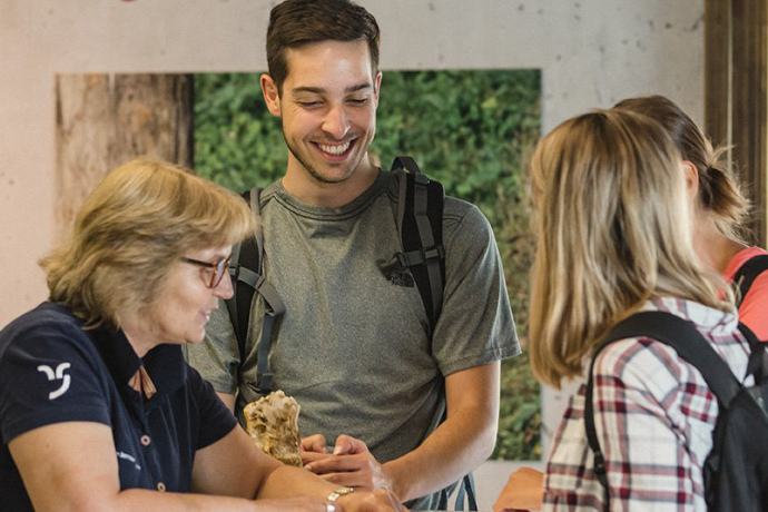 Beratung an der Gäste-Information.