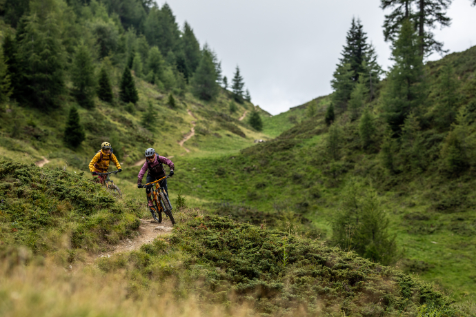 Rasante Bike-Abfahrt von Motta Naluns im Engadin, Schweiz.