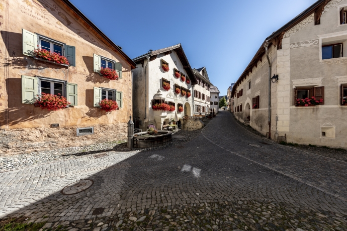 Der erste Wandertag endet im Schellen-Ursli-Dorf Guarda. Der erste Wandertag endet im Schellen-Ursli-Dorf Guarda.