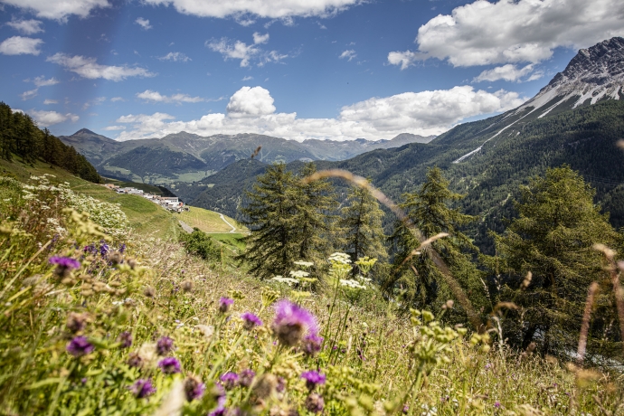 Ausblick auf das Engadiner Dorf Tschlin. Ausblick auf das Engadiner Dorf Tschlin.