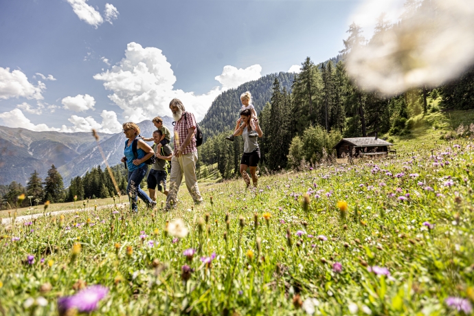 Familienwanderung im Engadin im Sommer
