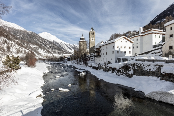 Engadiner Dorf Susch im Winter