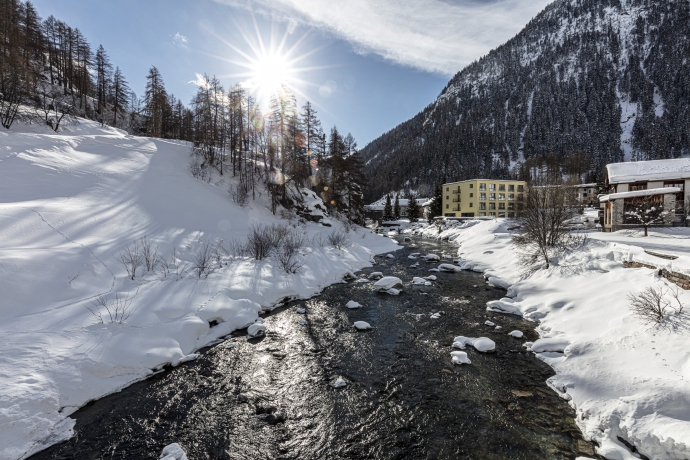 Engadiner Dorf Susch im Winter