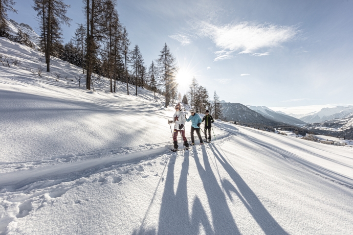 Schneeschuhwandern in Tarasp, Engadin Schneeschuhwandern in Tarasp, Engadin
