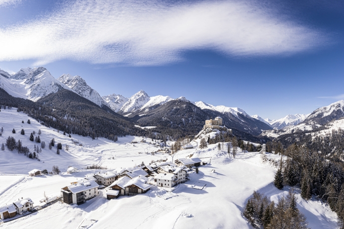 Engadiner Dorf Tarasp mit seinem Schloss im Winter Engadiner Dorf Tarasp mit seinem Schloss im Winter