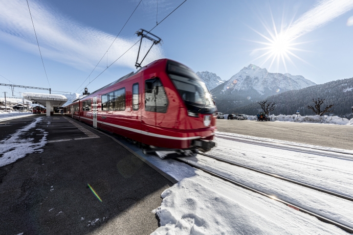 Die Rhätische Bahn im Bahnhof Scuol-Tarasp – Gepäck-Special – Ferienregion Engadin Scuol Zernez – Andrea Badrutt