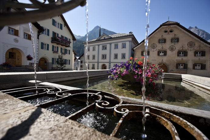 Mineralwasser sprudelt aus Scuoler Dorfbrunnen Mineralwasser sprudelt aus Scuoler Dorfbrunnen