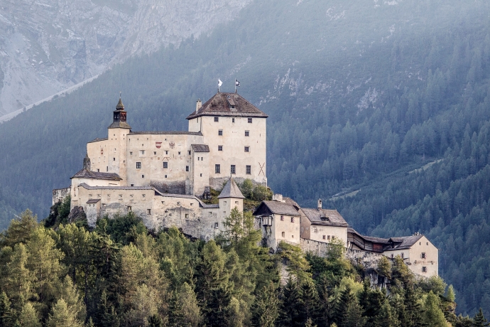 Schloss Tarasp im Sommer Schloss Tarasp im Sommer