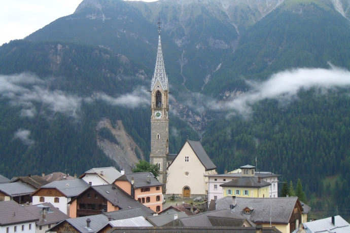 Kirche Sent im Sommer