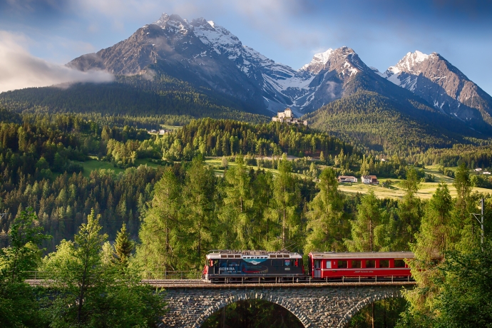 RhB-Zug vor dem Schloss Tarasp RhB-Zug vor dem Schloss Tarasp