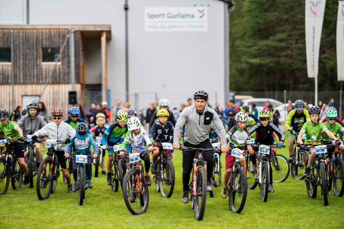 Streckenbesichtigung beim Kids-Race des Nationalpark Bike-Marathons mit Nevin Galmarini
