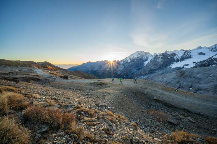 Yoga zum Sonnenaufgang im Val Müstair © Dominik Täuber Yoga zum Sonnenaufgang im Val Müstair