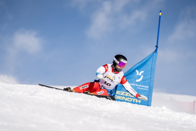Ladina Jenny in action at the Snowboard World Cup in Scuol in January 2022.