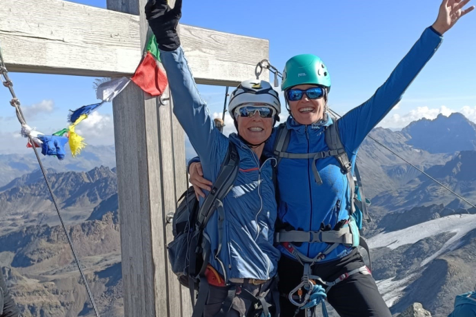 Auf dem Gipfel mit Gipfelkreuz Auf dem Gipfel mit Gipfelkreuz © Marianne Werro