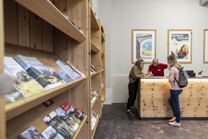 Allegra und willkommen in der Gäste-Information Scuol
