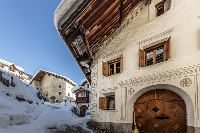 Winterliches Engadinerhaus in Sent 