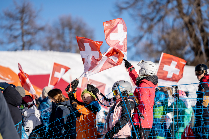 Schweizer Fahnenmeer am FIS Snowboard Weltcup