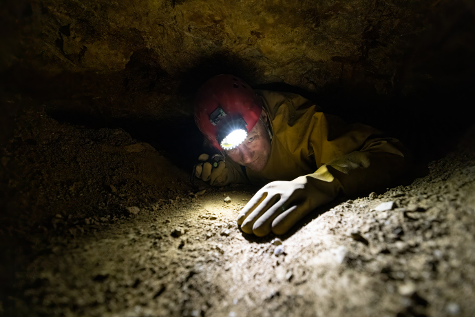 Even at over 70 years of age, Peder Rauch is still on the move in the narrow side tunnels of the former mine in S-charl.