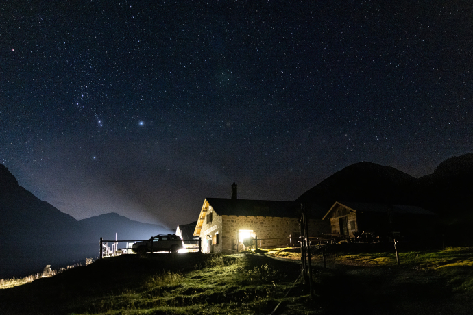 L'exploitation de l'alpage d'Astras-Tamangur commence encore pendant la nuit.