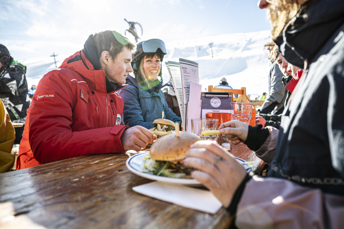 Mittagessen in der Alpetta im Wintersportgebiet Motta Naluns