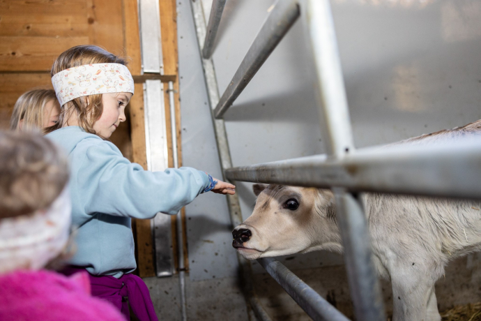 D'où vient le lait ? Dans une vallée de montagne comme l'Engadine, l'agriculture se découvre dès le plus jeune âge.