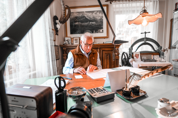 Rolf Zollinger in seinem Arbeitszimmer.