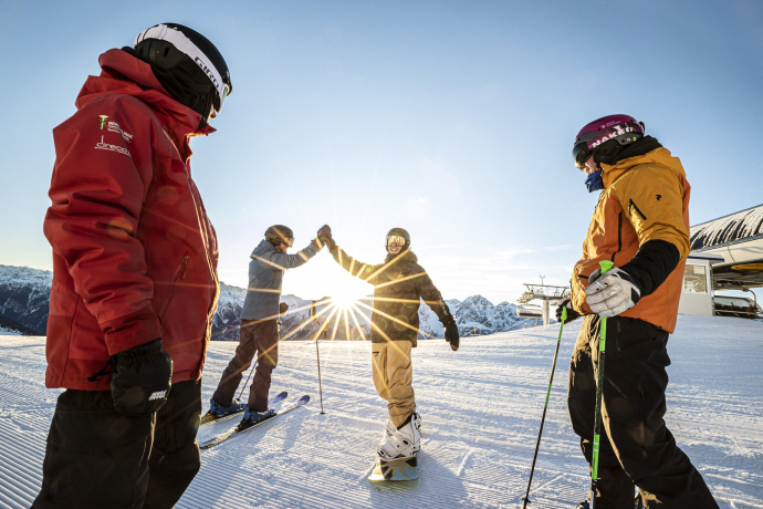 Skifahren in Scuol im Engadin, Schweiz.