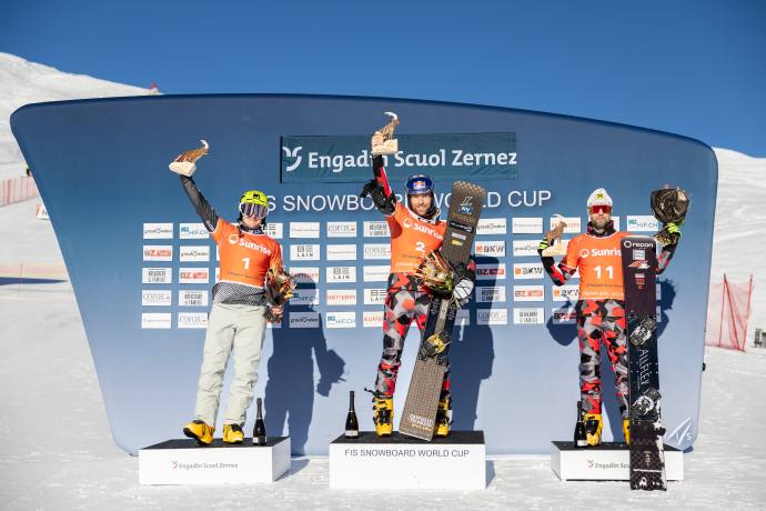 Siegerpodest der Herren beim FIS Snowboard Weltcup Scuol 2024