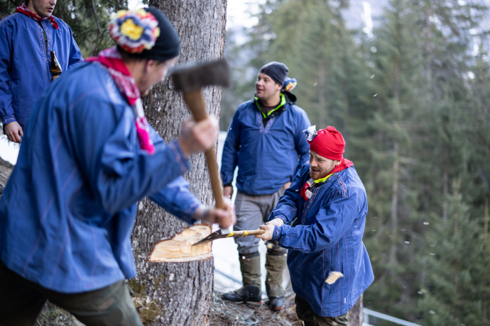 Schüschaiver Ftan 2024 Schueschaiver_Ftan_2024_Holzfaellen_Dominik_Taeuber