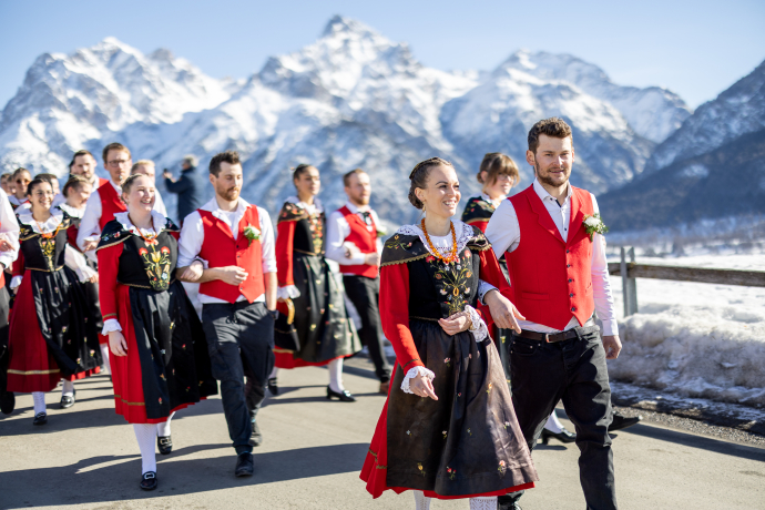 Schüschaiver Ftan 2024  Schueschaiver_Ftan_2024_Umzug_Dominik_Taeuber