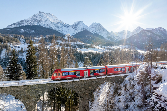 Die Rhätische Bahn mit dem Schloss Tarasp im Hintergrund