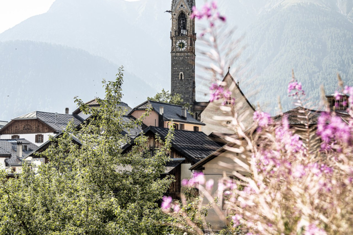 The Engadin village of Sent in summer. ©Andrea Badrutt, Chur The Engadin village of Sent in summer.