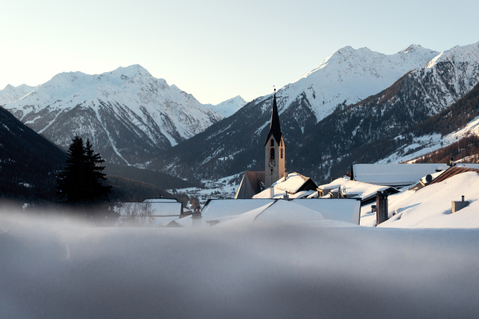 Via Engiadina Winter in Ardez in schneebedeckter Landschaft