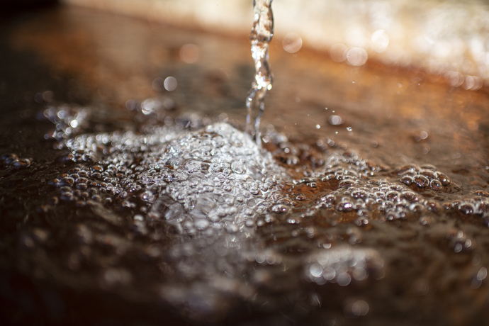 Natürliches Mineralwasser vom Brunnen in Scuol