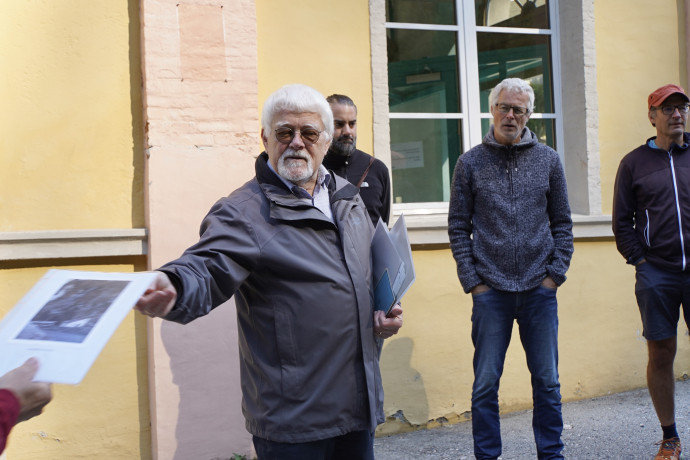 Paul Eugen Grimm vor der Quelle Carola in Nairs