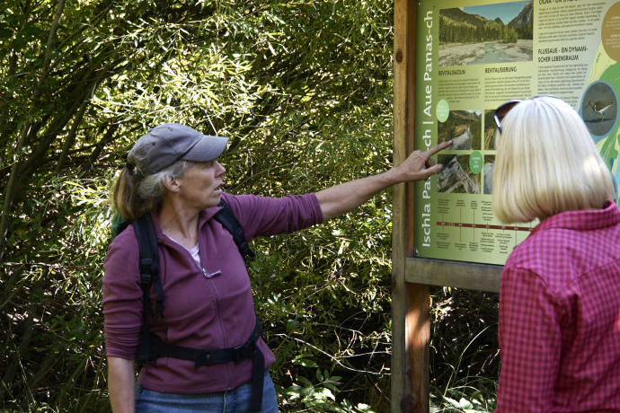 Brigit Kohl von Pro terra engiadina bei der aue panas-ch sur en