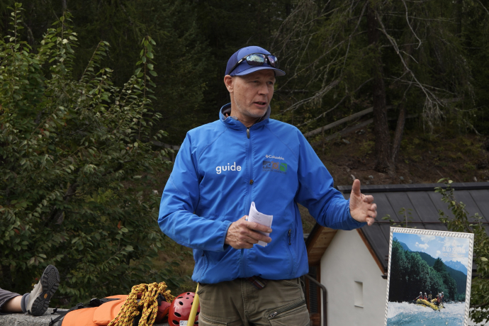 Georg Hein, Engadin Adventure Bergbahnen, erzählt vom River Rafting am Inn in Scuol