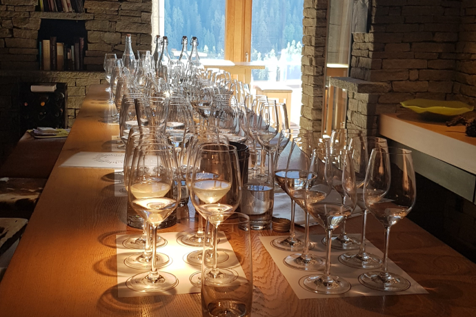 Mineralwasser-Degustation im Hotel Belvedere Scuol, Wasser-Sommelière Sabina Streiter