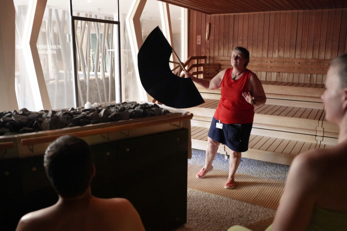 Fächerwedeln Sauna Susi Stuppan Bogn Engiadina